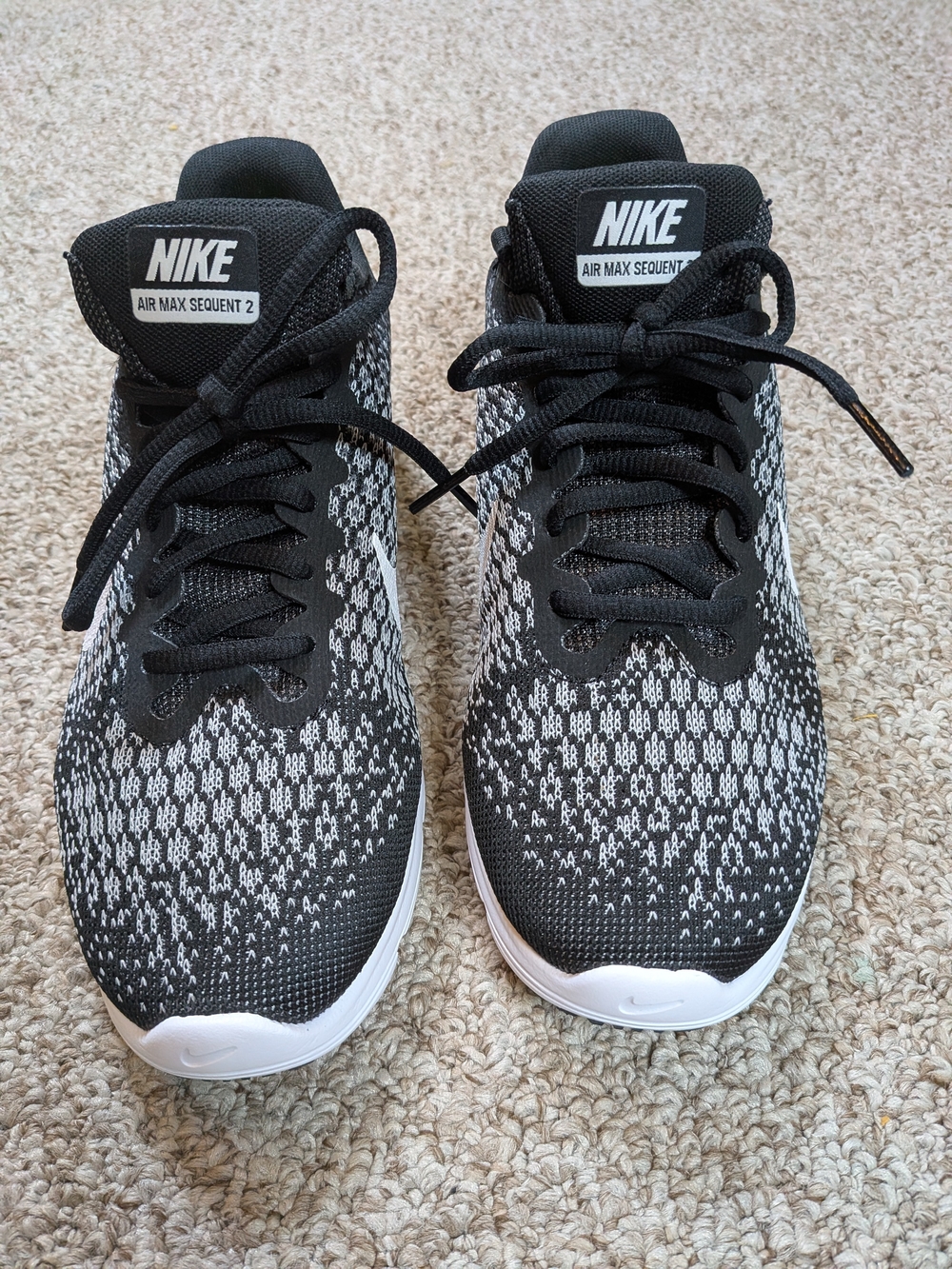 Nike Air Max Sequent 2 • Women’s 8.5 • Black/White • Like New